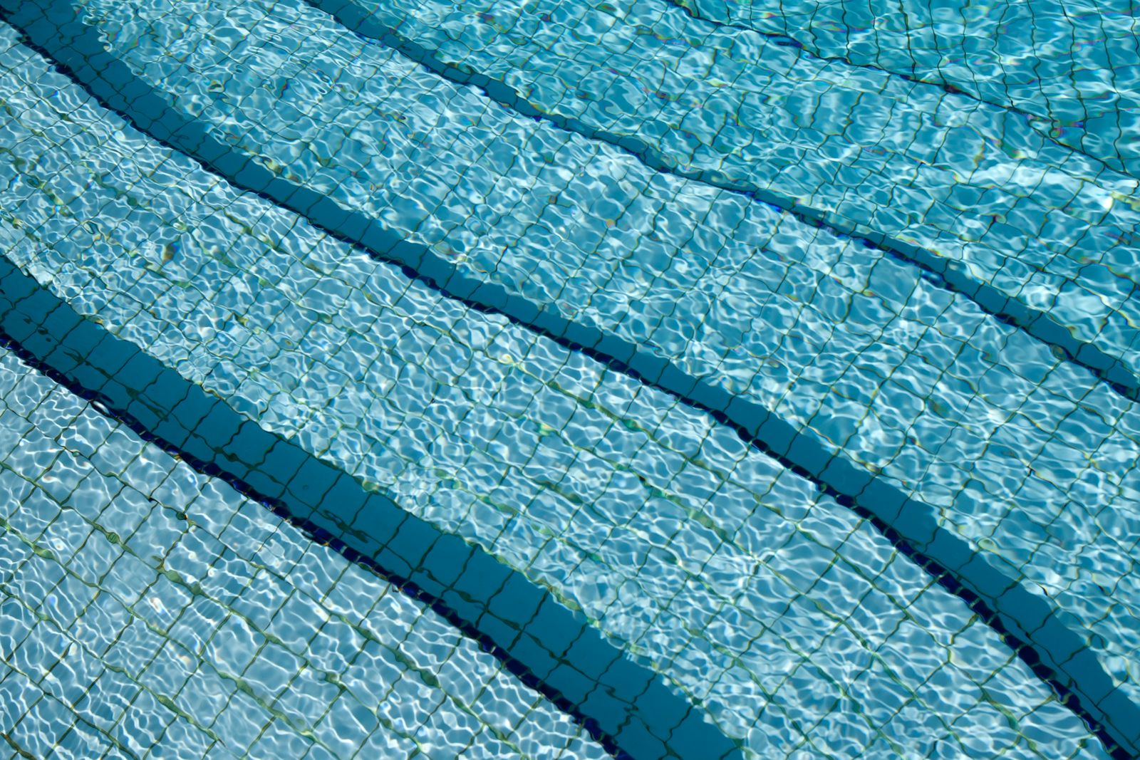 Eau de piscine cristalline après traitement