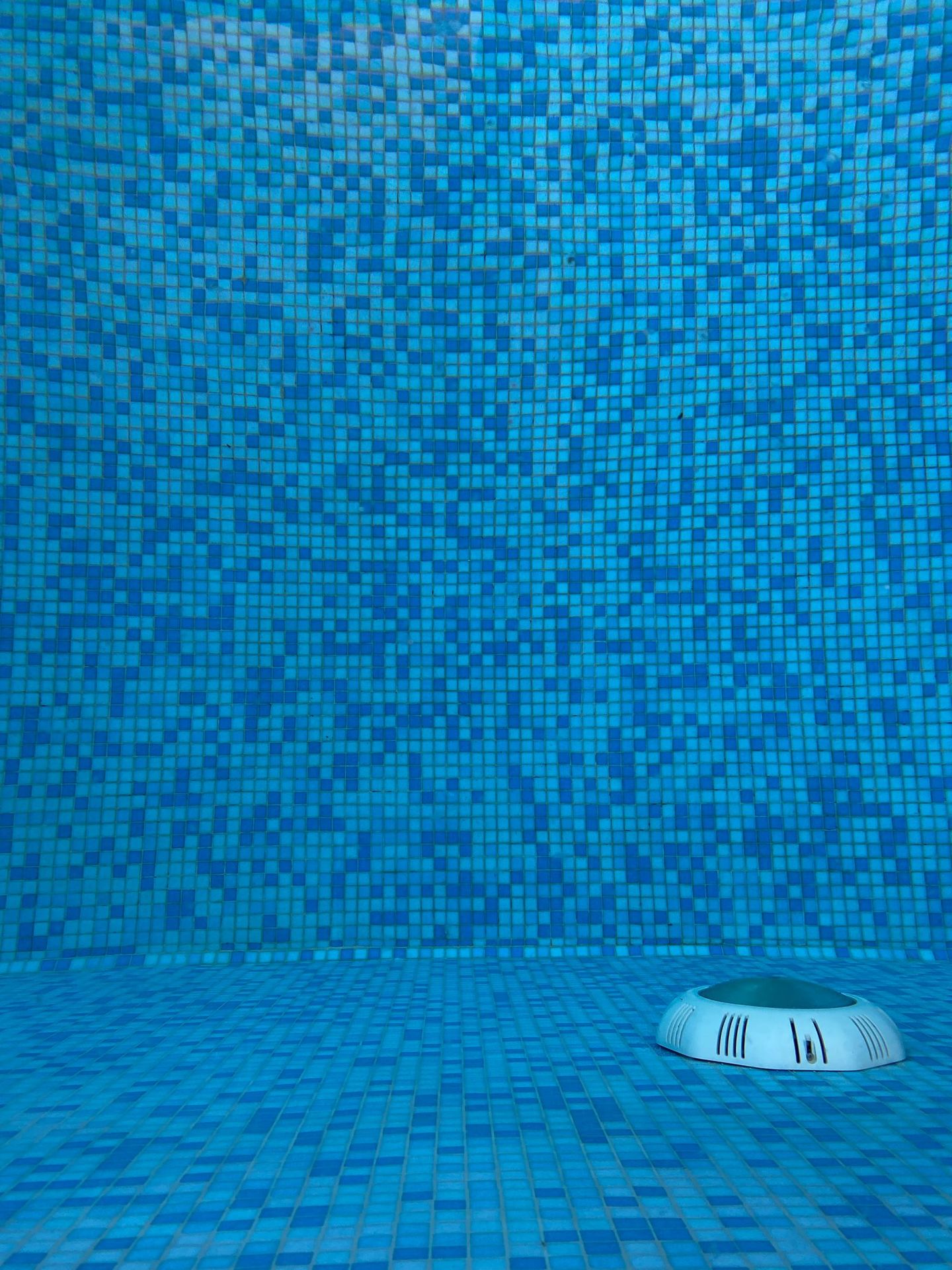 Fond de piscine carrelé et bonde de fond