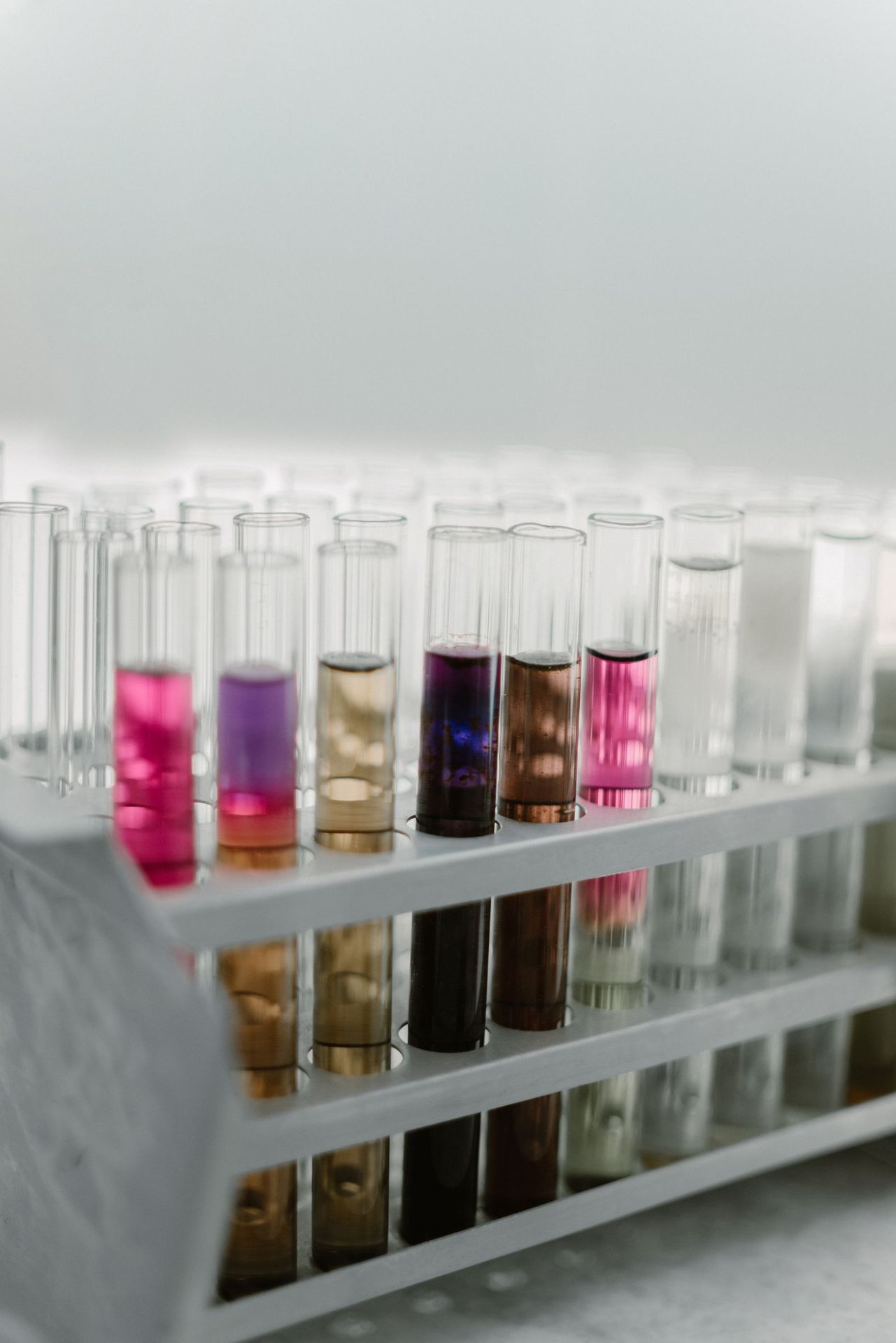 Tubes de réactifs colorés pour l'analyse de l'eau